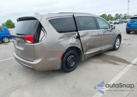 2017 Chrysler Pacifica Touring-L Plus z USA, uszkodzony, nr VIN 2C4RC1EG7HR594632